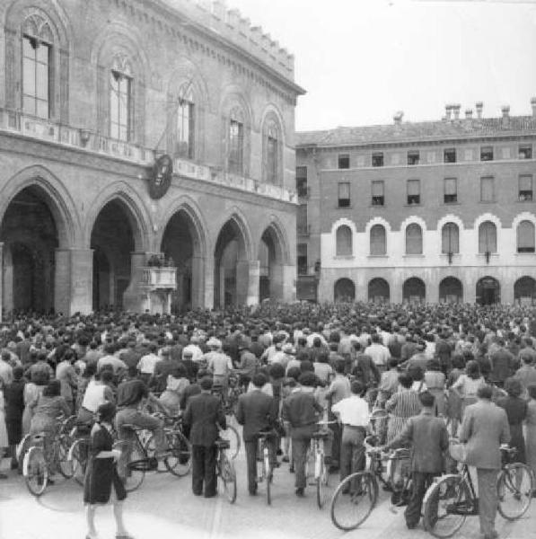Cremona - Piazza Duomo - Primo Maggio - Discorso delle autorità - Folla adunata