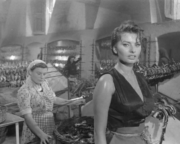Set del film "La donna del fiume" di Mario Soldati - Ritratto femminile - Sofia Loren e altra donna - Laboratorio: lavorazione anguilla marinata