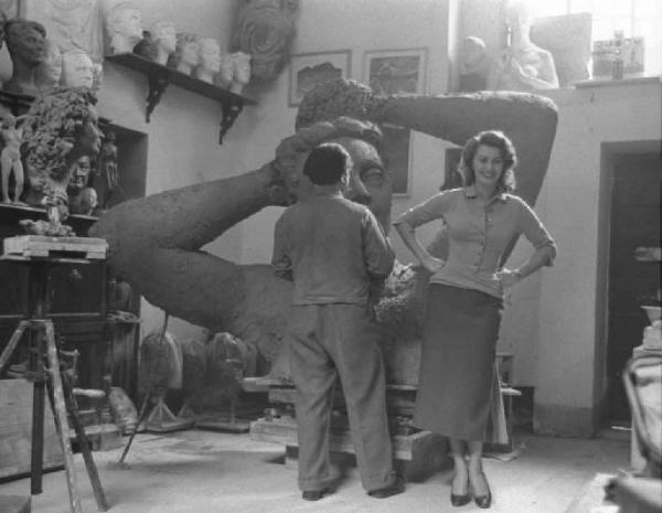 Fiumicino [?]. Sofia Loren posa per lo scultore Peikov