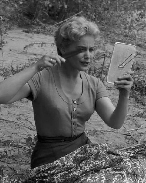 Zona del Polesine. Adria. Maria Schell sul set del film "Uragano sul Po" di Horst Hacler. L'attrice si pettina guardandosi allo specchio