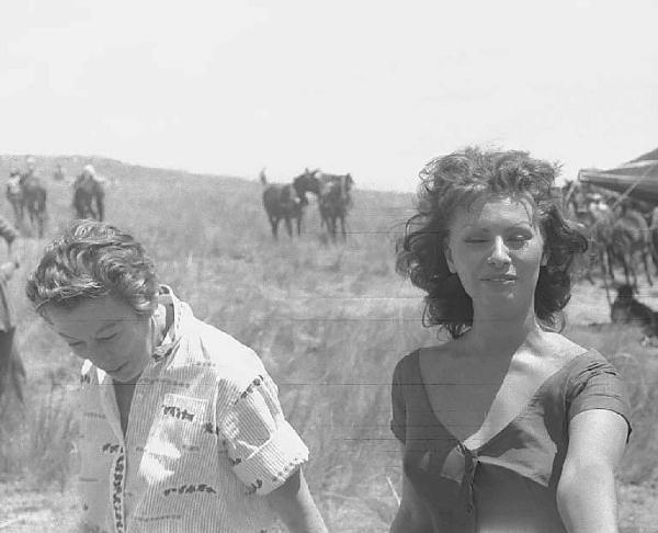 Località non identificata. Sofia Loren e la sceneggiatrice Edna  Anhalt [?] sul set del film "Orgoglio e passione" diretto da Stanley Kramer