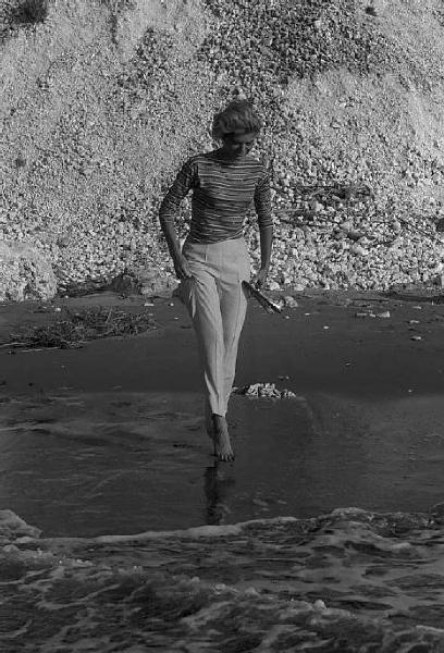 Rodi Garganico. Spiaggia. L'attrice Melina Mercouri ritratta vicino al mare
