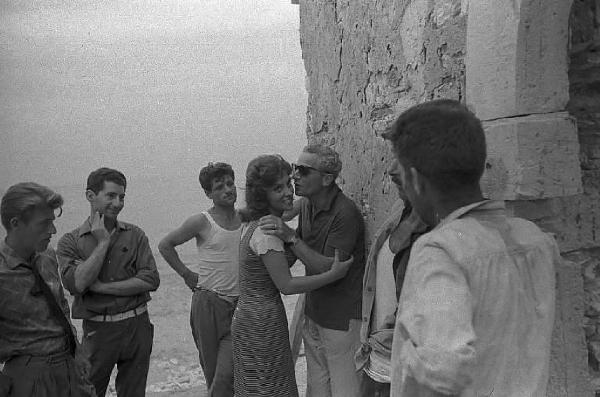 Rodi Garganico. Spiaggia. Set del film "La legge", diretto da Jules Dassin. Il regista sta per baciare Gina Lollobrigida sulla guancia