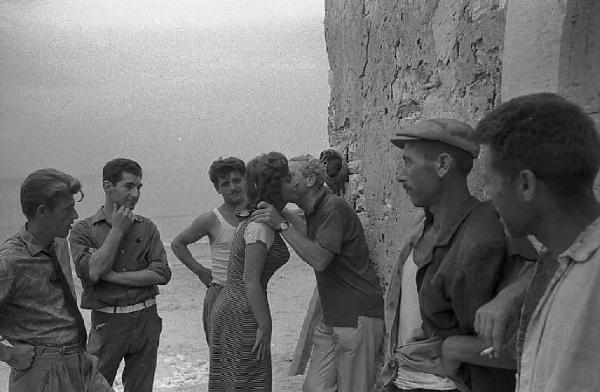 Rodi Garganico. Spiaggia. Set del film "La legge", diretto da Jules Dassin. Il regista bacia Gina Lollobrigida sulla guancia