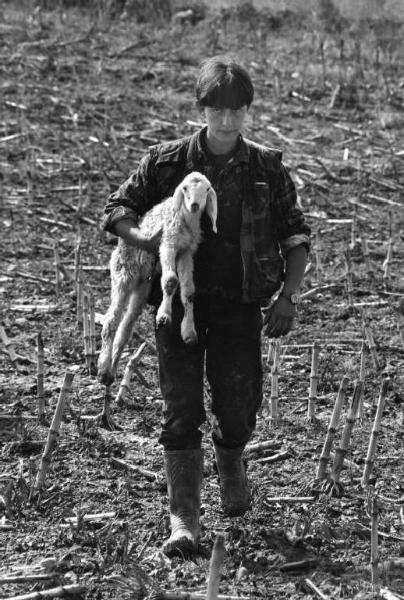 Besana Brianza. Giovane pastore con un agnellino.