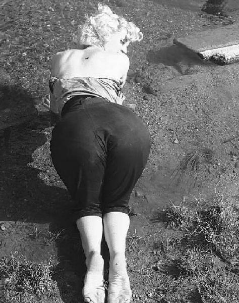 Località non identificata. La giovane attrice Rosalina Neri ritratta, di spalle, sulla riva di un fiume