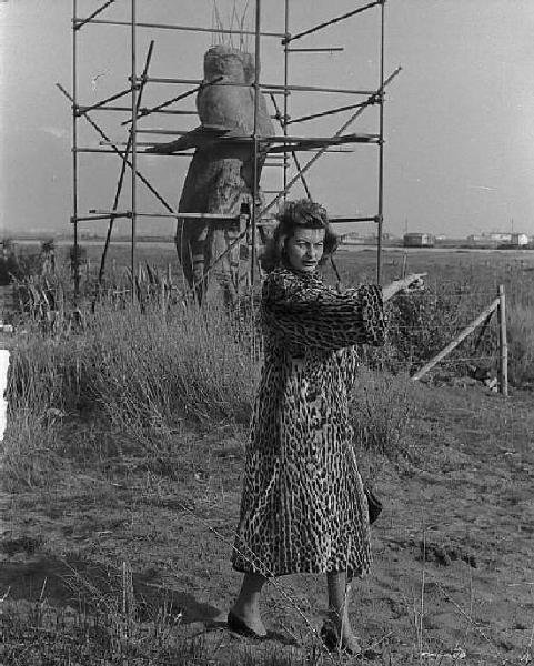 Località non identificata. Sofia Loren indossa una pelliccia di leopardo.Sullo sfondo una scultura circondata da una impalcatura