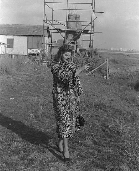Località non identificata. Sofia Loren indossa una pelliccia di leopardo.Sullo sfondo una scultura circondata da una impalcatura