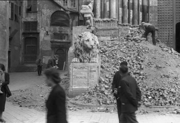 Genova. Cattedrale di S. Lorenzo. Lavori di rimozione del muro eretto a protezione contro i bombardamenti