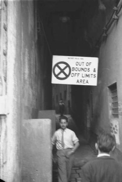 Genova. Cartello con la scritta "Out of bounds & off limits area"