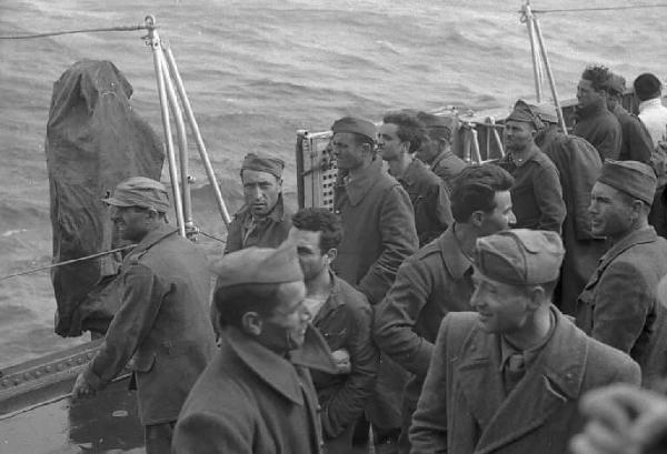 Ritorno da Casablanca. Cacciatorpediniere Duca degli Abruzzi diretto a Napoli. Soldati italiani, ex prigionieri, a bordo della nave