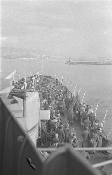 Dopoguerra. Viaggio Marocco - Porto di Napoli - Cacciatorpediniere Duca degli Abruzzi - Militari italiani sul ponte