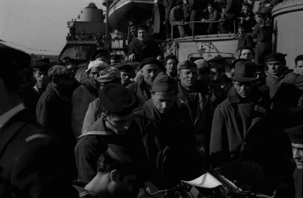 Casablanca. Cacciatorpediniere Duca degli Abruzzi diretto a Napoli. Soldati italiani, ex prigionieri, vengono registrati a bordo della nave