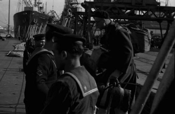 Casablanca. Cacciatorpediniere Duca degli Abruzzi diretto a Napoli. Imbarco di soldati italiani ex prigionieri