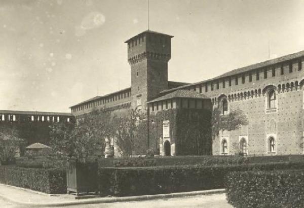 Milano - Castello Sforzesco - Piazza d'Armi - Torre di Bona di Savoia