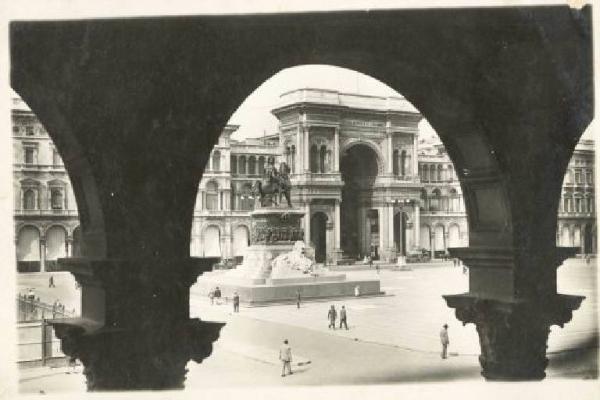 Milano - Piazza del Duomo - Galleria e Monumento a Vittorio Emanuele II