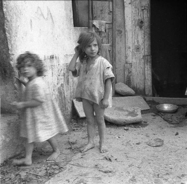 Melissa (Crotone) - Bambine sull'uscio di una casa