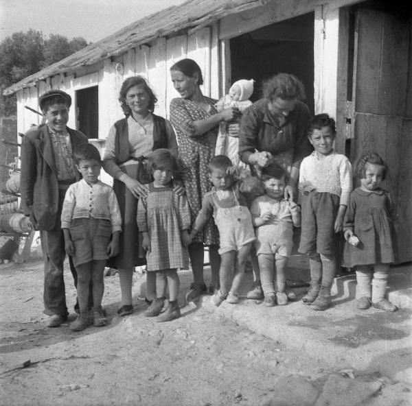 Melissa (Crotone) - Gruppo di donne e bambini all'esterno di una casa - Ritratto