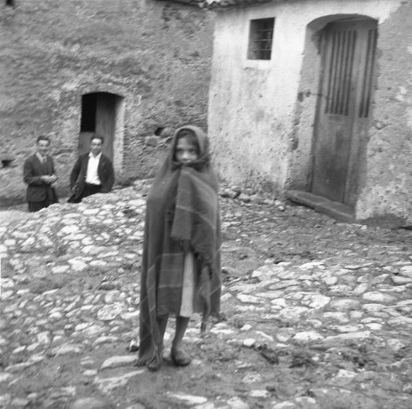 Melissa (Crotone) - Bambina con coperta addosso in una strada