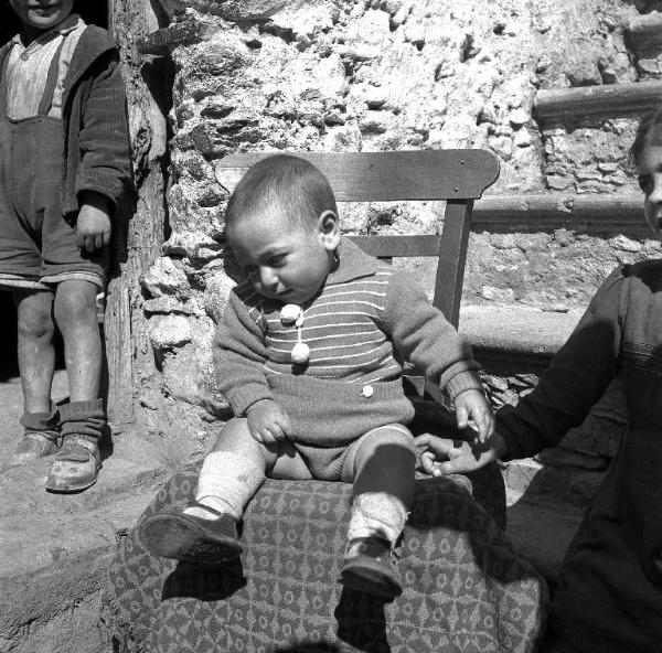 Melissa (Crotone) - Bambini all'esterno di una casa