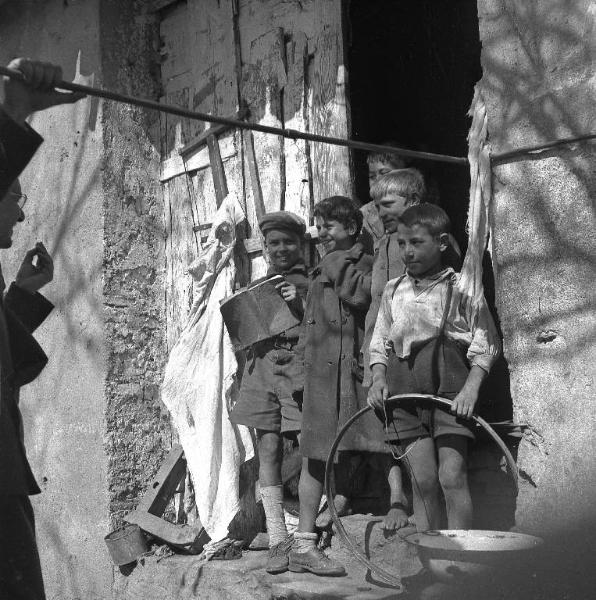Melissa (Crotone) - Gruppo di bambini sull'uscio di una casa