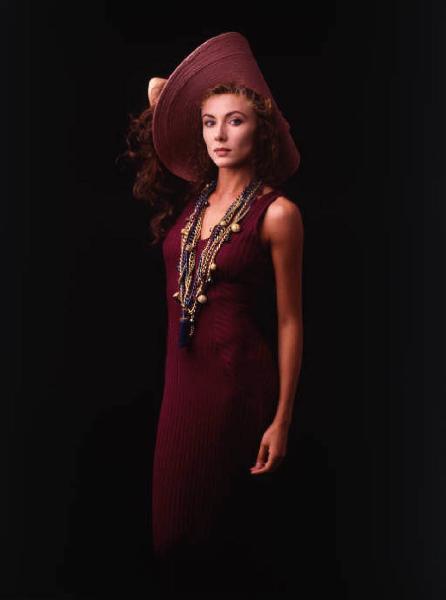 Ritratto femminile - adulta - Eleonora Brigliadori indossa un abito sbracciato di maglia e cappello di Trussardi - attrice