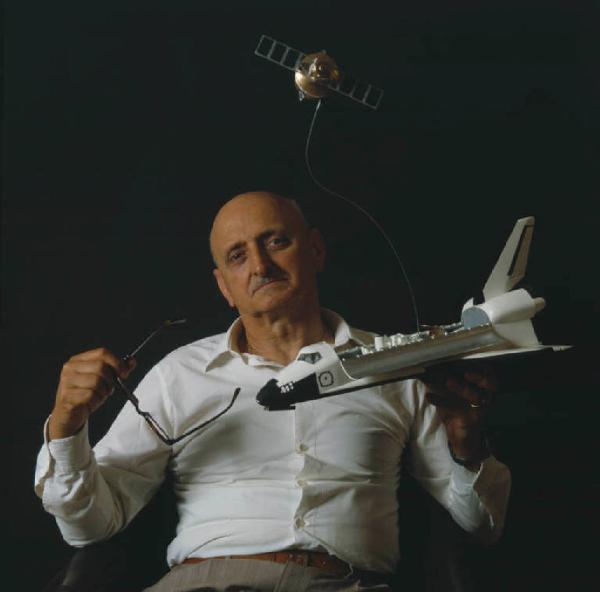 Ritratto maschile - adulto - Giuseppe Colombo con un modellino della Space Shuttle - astrofisico