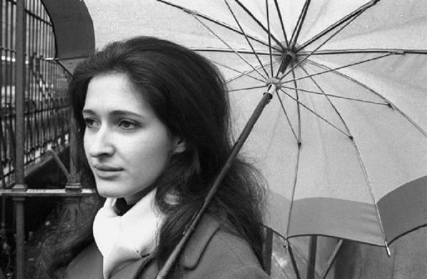 Ritratto femminile - giovane con ombrello