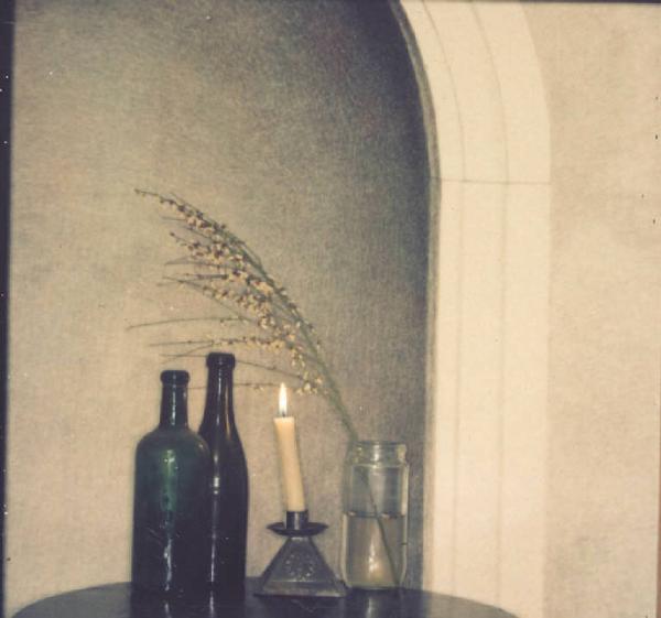 Still-life: due bottiglie in vetro, vaso con fiori di ginestra e candela accesa - Nello studio del fotografo