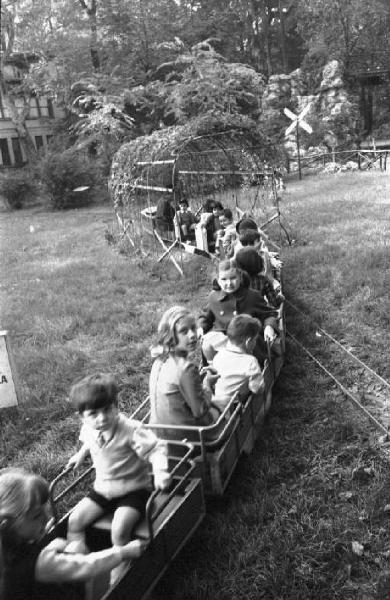 Milano - bambini sul trenino dei Giardini Pubblici