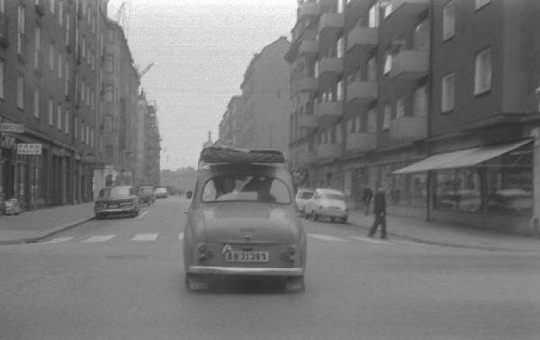 Svezia, Stoccolma - Strada di città fotografata dall'automobile
