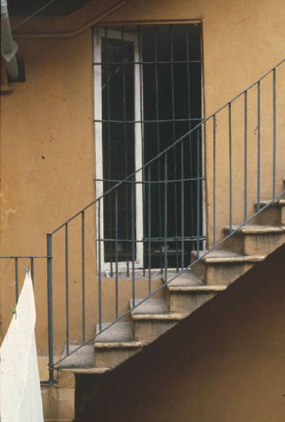 Casa di ringhiera - scala d'accesso e finestra