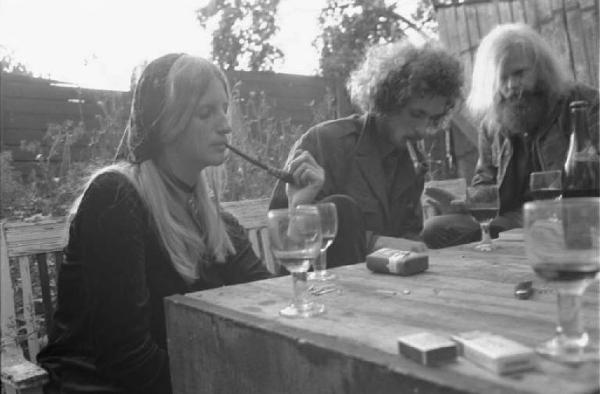 Svezia Stoccolma, Yttersta Tvärgränd - Ritratto di gruppo - due giovani uomini e una giovane donna al tavolo