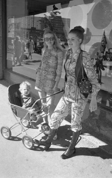 Svezia, Stoccolma - Ritratto di gruppo - due giovani donne e un bambino a passeggio