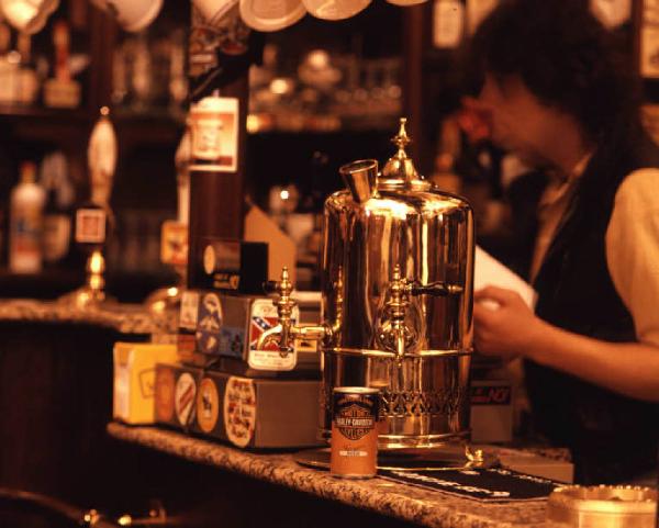Pub per motociclisti - una barista sta spillando un boccale di birra