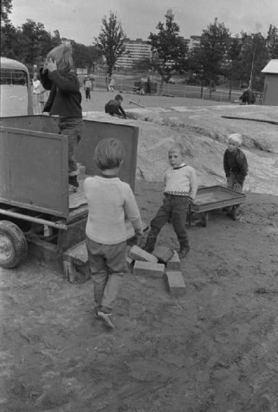 Svezia - Gruppo di bambini che gioca con furgoncino e mattoni