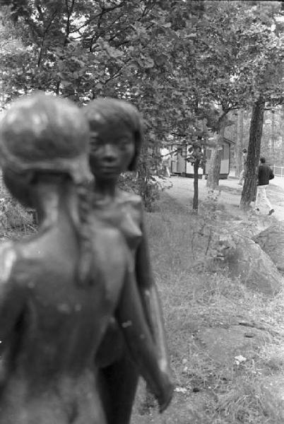 Svezia - Statue di bronzo nel parco giochi
