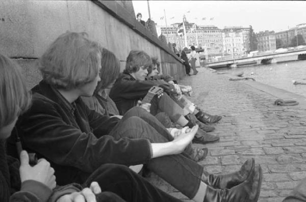 Svezia, Stoccolma - Giovani con chitarra seduti sui gradini di una piazza