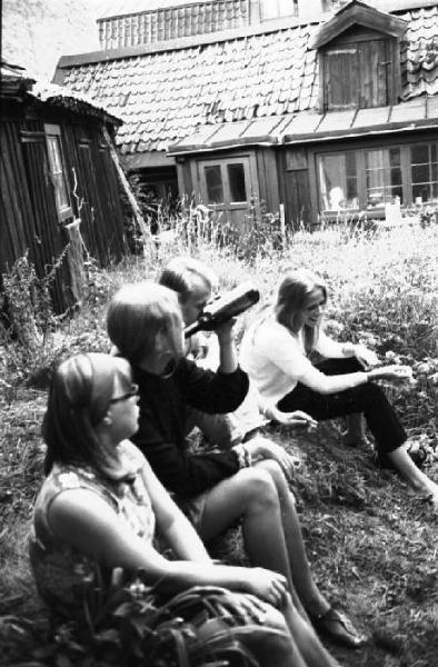 Svezia, Stoccolma - Giovani che discutono e bevono vino in un cortile - Tra loro Carola Nocera