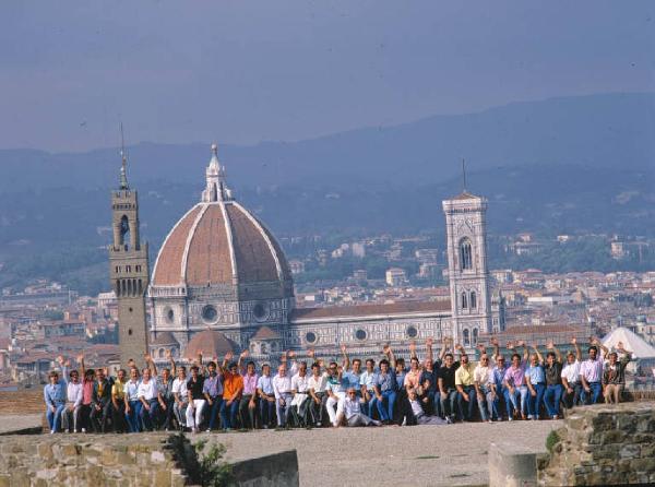 Dipendenti di azienda automobilistica - foto di gruppo - Si riconosce sullo sfondo la città di Firenze con il Duomo