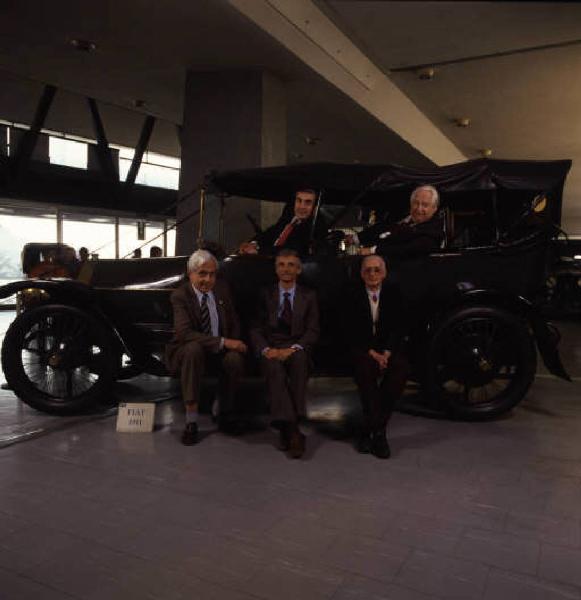 Autofficina macchine sportive - i titolari posano di fianco a una vettura FIAt dei primi anni del XX secolo