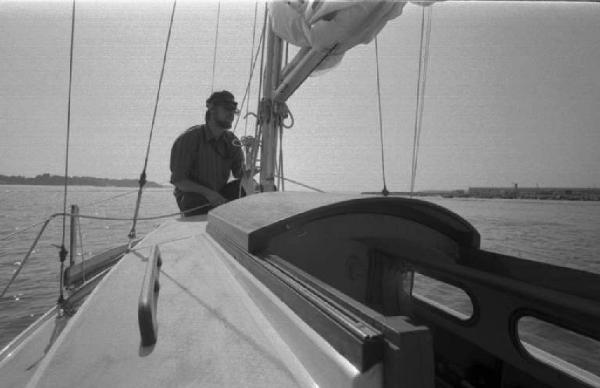 Svezia - Giovane uomo su barca a vela