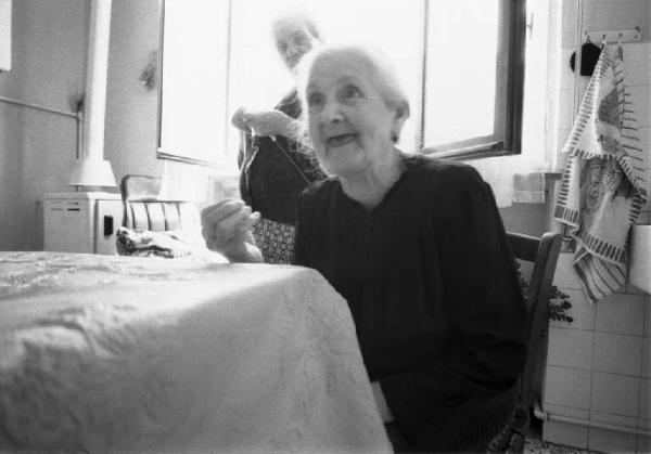 Ritratto femmninle - donna anziana in cucina