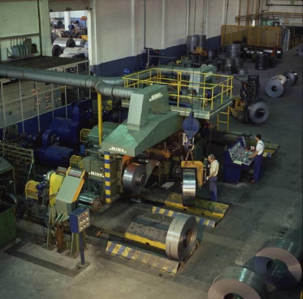 Forsidera - Veduta dall'alto dell'interno dello stabilimento con addetto ai macchinari per la lavorazione di materiali siderurgici