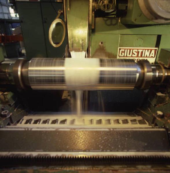 Forsidera - Interno dello stabilimento - Particolare di un macchinario durante la lavorazione di materiali siderurgici