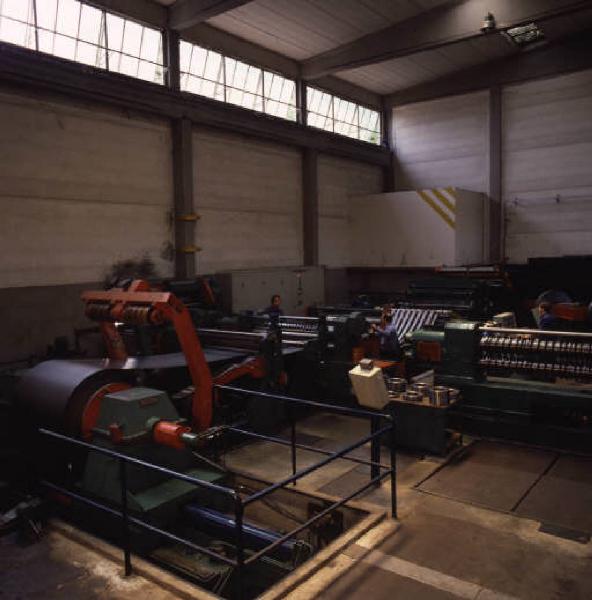 Forsidera - Interno dello stabilimento con addetto ai macchinari per la lavorazione di materiali siderurgici