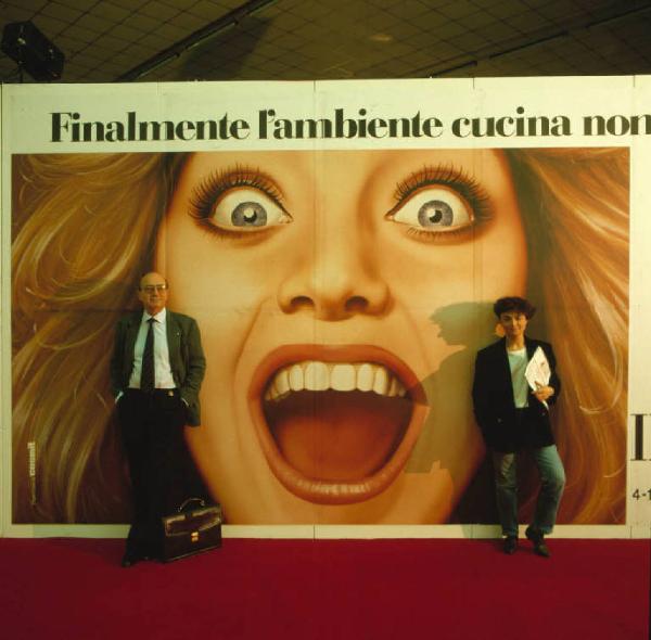 Esposizione fieristica Eurocucina - Ritratto di coppia - adulti in posa davanti ad un manifesto