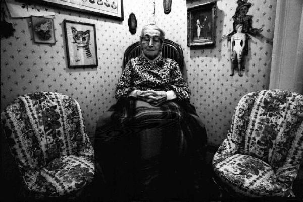 Ritratto femminile - donna anzianain casa
