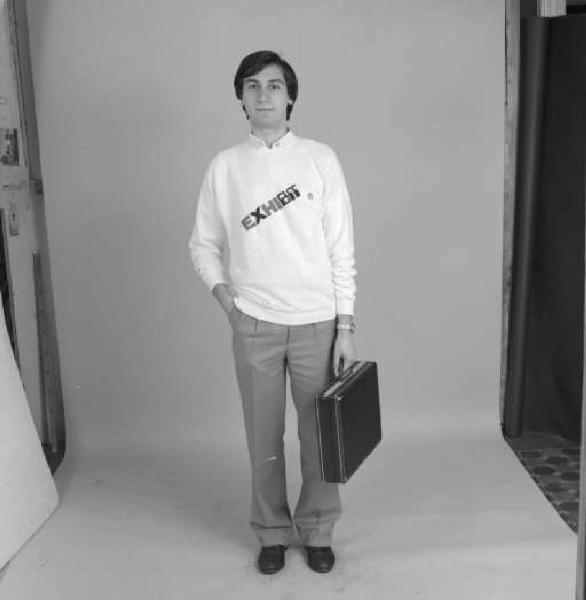 Ritratto maschile - giovane uomo con la maglietta "Exhibit"
