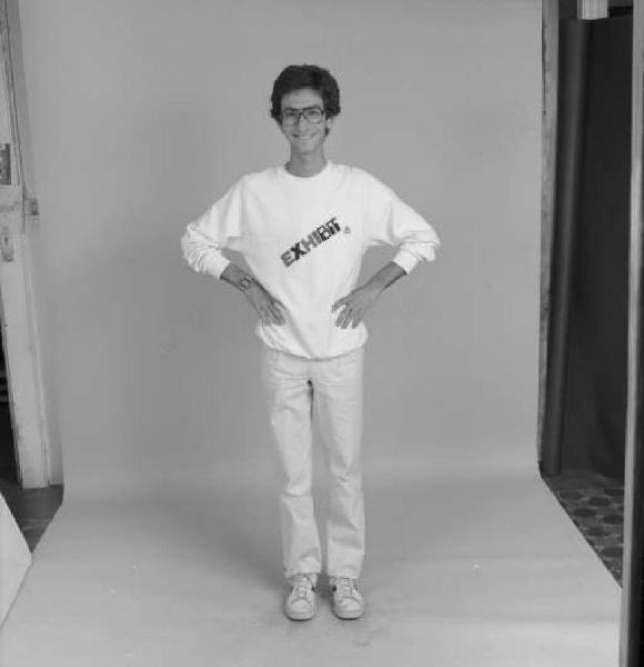 Ritratto maschile - giovane uomo con la maglietta "Exhibit"